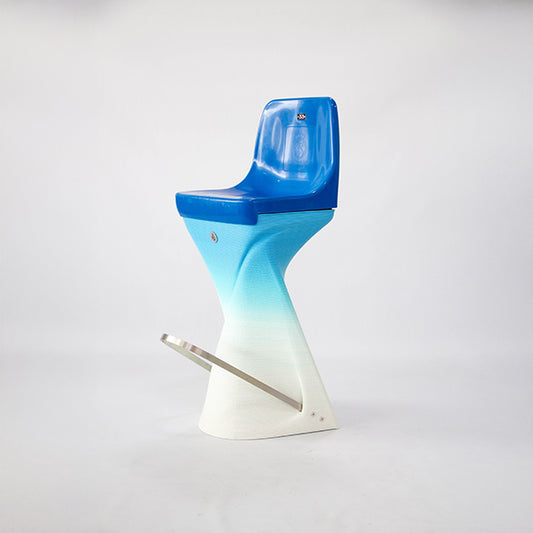 Originaler Sitz des Santiago-Bernabéu-Stadions mit 3D-gedrucktem Hocker. Wappen von Real Madrid